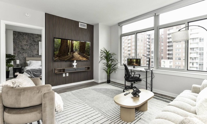 Crystal City Appartement | Luxxe 2BR Oasis with Scenic Rooftop & Gym ﻿