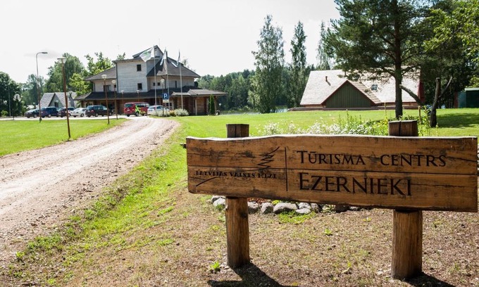 Sarkani Maison | LVM tūrisma un atpūtas centrs "Ezernieki"