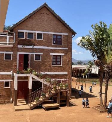 Antsirabe Maison | Lycée Picot de Clorivière dont les revenus financent l'éducation des élèves