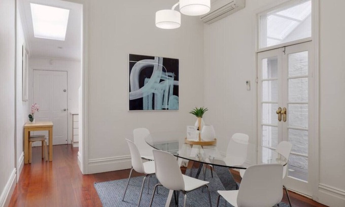 Carlton Appartement | Terrasse victorienne, luxueux 4 chambres 2 salles de bain à Lygon Street