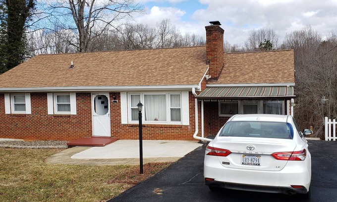 Lynchburg Maison | Lynchburg home -Full Kitchen, Deck, 3 brm/1bath, W/D, WiFi and 1/2 mile to LU