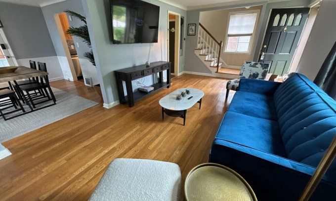 Lyndhurst Maison | Lyndhurst 3 BR 1 Bath Home for Monthly Rental w Smart TVs and wood flooring in quiet neighborhood