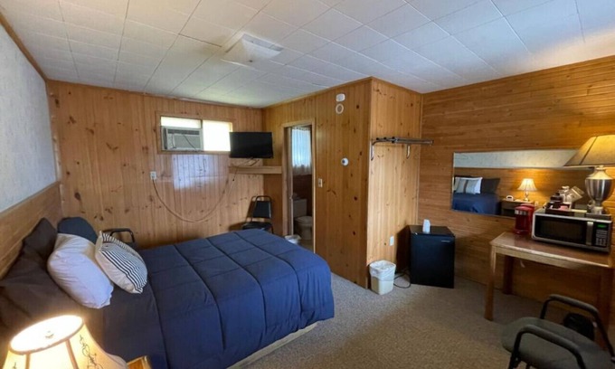 Onaway Cabine | Lyons in Onaway - 1 Full Bed - Room 5 - Sleeps 2