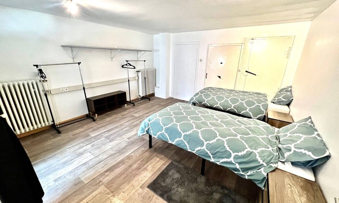 Stadtmitte/Neustadt Appartement | Möblierte 4-zi Fewo am Hildesheimer Hauptbahnhof mit 2 Bädern, Küche