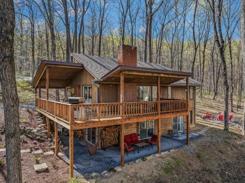 Berkeley Springs Maison | Ma-ple Haven -Wifi, Fireplace, Deck, Fire Pit, Family Friendly, Game Room, Pool Access
