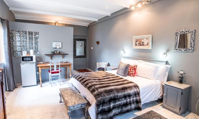 Robertson Maison | Mabet & Gabriella Guest Rooms