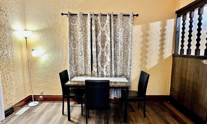 Niagara Falls Maison | MABSARKERLLC 3-bedroom house in marvelous Niagara Falls with AC