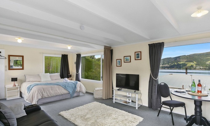 Dunedin Cottage | Macbay Retreat - Macandrew Bay Holiday Home