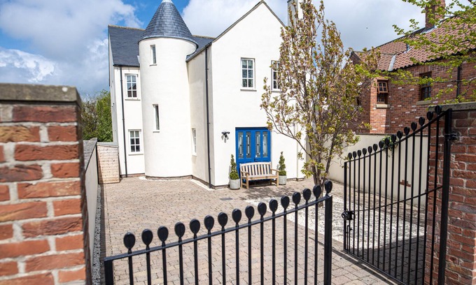 Langtoft Maison | Mackintosh Cottage - Family friendly, pet friendly, business bookings welcome.