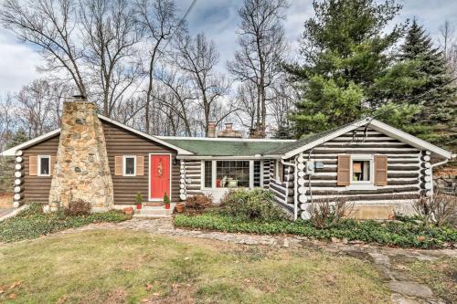 Seisholtzville Maison | Macungie Cabin with Fireplace Near Bear Creek Skiing