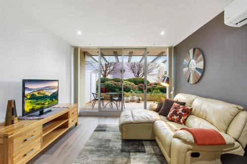 Phillip Appartement | MadeComfy Spacious Canberra Living with Courtyard