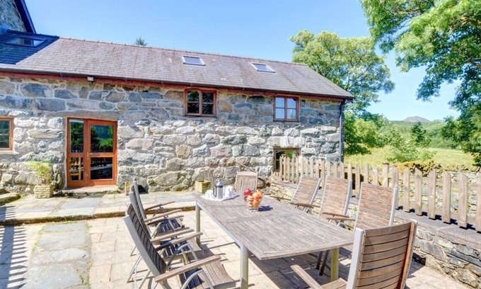 Ganllwyd Maison | Une conversion de grange spacieuse, sur plusieurs niveaux et retianing poutres et autres fonctionnalités intéressantes, sur