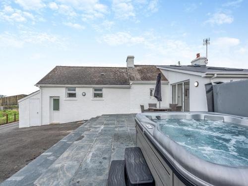 Cross Inn Maison | Maesyrhaf