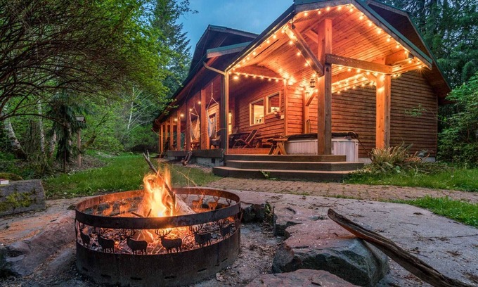 Paradise Estates Cabine | Trillium Lodge+Studio: Book Your Summer Escape! Sleeps 10! HOT TUB+Sauna+EV⚡️