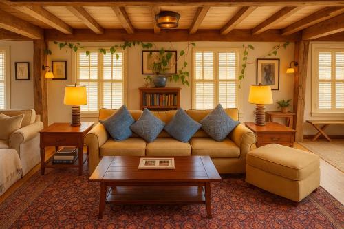 Off Broadway Hôtel | Magical Post And Beam Loft Downtown Newport!