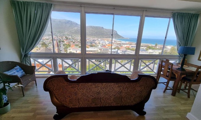 Fish Hoek Appartement | Magical Seaview Penthouse with Own Pool, Board Game Room, Wellness Room & Hot Tub