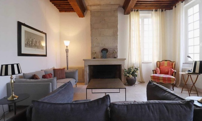 Uzes Appartement | Elégance Renaissance Appartement d'Exception Place aux Herbes du XVI -ème siècle