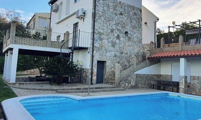 Guillena Chalet De Ski | Magnifique Casa Del Lago surnommée "le Château" Piscine privée chauffée.