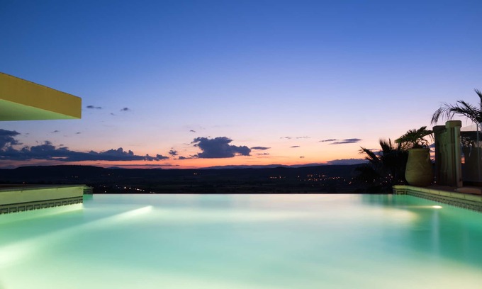 Langlade Appartement | Magnifique Gite avec vue dominante piscine et jacuzzi chauffé ( Le Palmier )