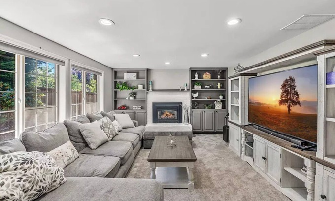 Boulevard Bluffs Maison | Magnificent Modern Farmhouse!n