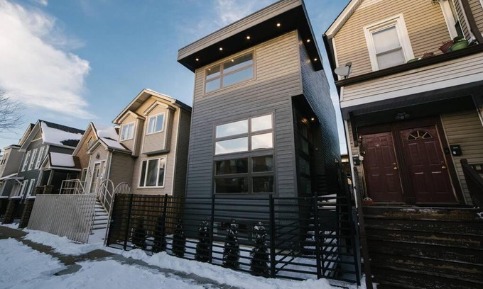 West Bucktown Maison | MAGNIFICENT NEW Home w/8 Beds & Free Parking