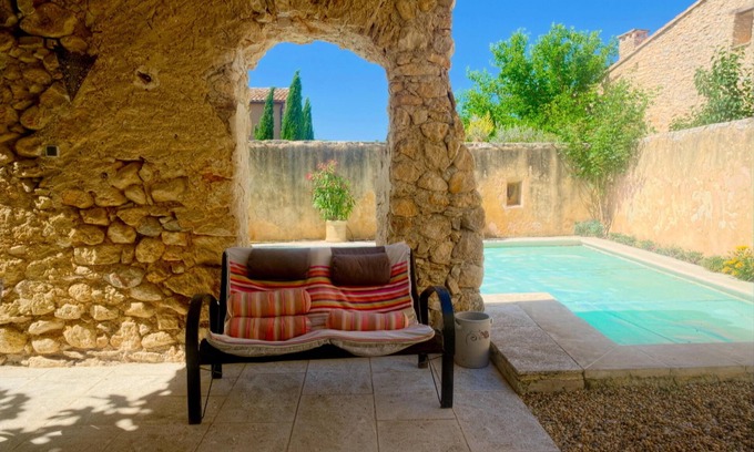 Rustrel Maison | Magnificent Provencal farmhouse for 10 people with swimming pool