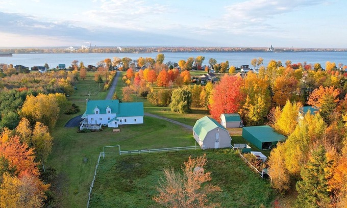 Becancour Maison | Magnificent Ranch-style estate with Spa, game room. 10min from Trois-Rivieres