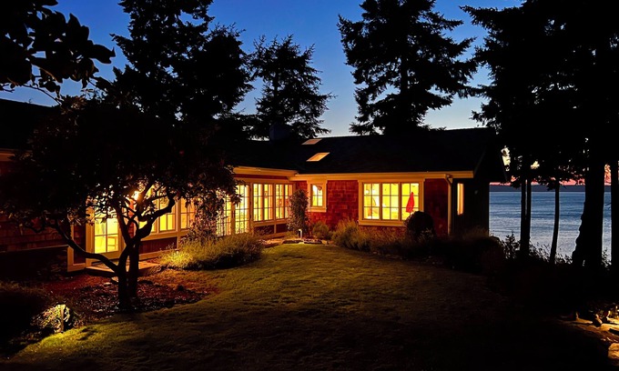 Eastsound Maison | Magnificent up-close WATERFRONT "SunBright Le Reve" Premier Westside Orcas