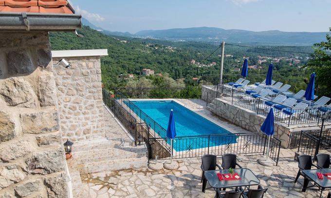 Tivat Appartement | Vues magnifiques, grande terrasse privée avec vue sur les montagnes, piscine, mer à 2 km