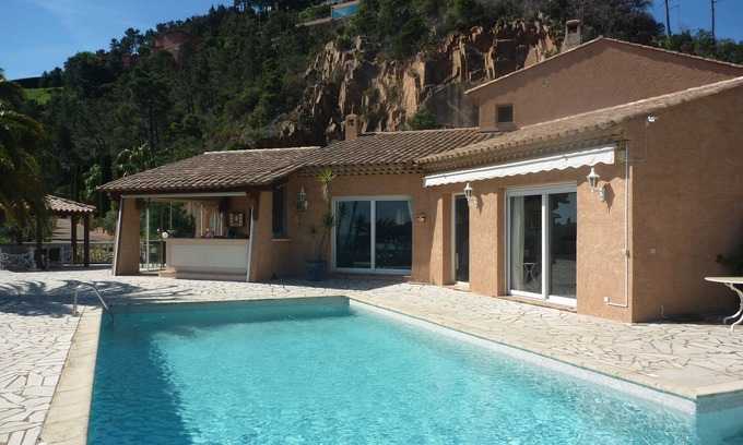 Espero-Pax Villa | Magnifique villa sur terrain plat beneficiant d'une superbe vue mer et esterel