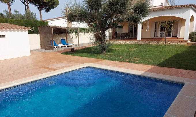 L'Escala Villa | Magnifique Villa avec piscine privée sur grand terrain wifi gratuit illimité