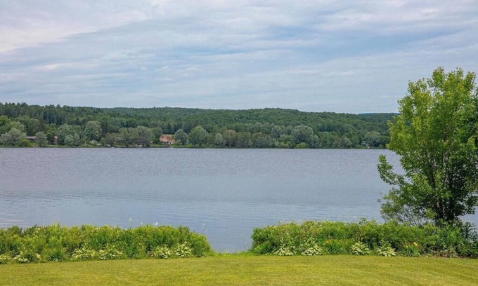 Asbestos Chalet De Ski | Magnificient cottage with SPA, kayaks and pedal boat for rent right on the water