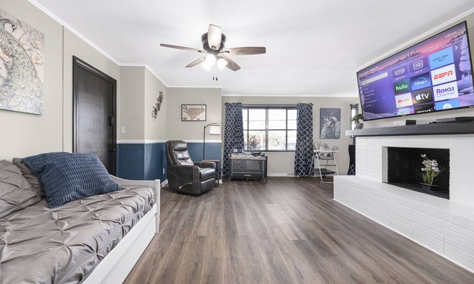 Statesville Appartement | Magnolia "620"- Comfy King Size Bed, Kid Friendly, Over 70 Amenities