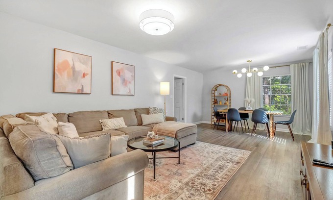 Tallahassee Maison | MAGNOLIA BARN \ 7-8 Bedrooms \ 8+ Parking Spots \ 2 Miles from FSU\Capitol