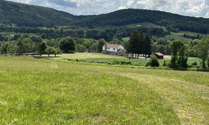 New Albany Autre | Magnolia Style Farmhouse, Scenic, Spacious, Hot Tub,Fireplace,Fire Pit,Trails