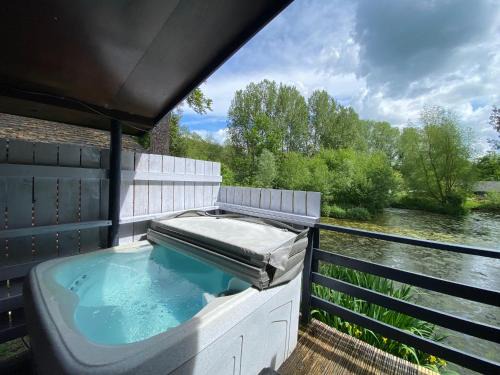 Warminster Chalet De Ski | Magpie 1 Hot Tub HuntersMoon-Warminster-Bath-Wiltshire