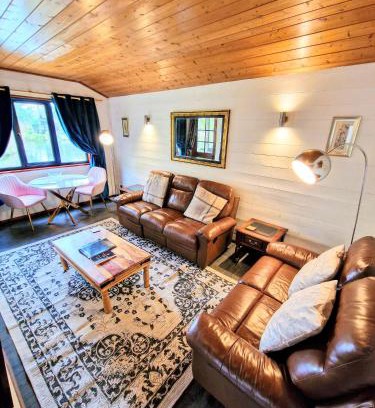 Warminster Maison | Magpie 5 Hot Tub HuntersMoon-Warminster-Bath-Wiltshire
