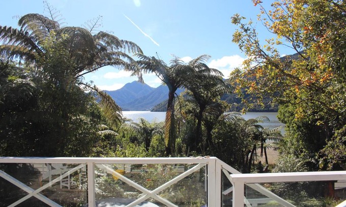 Havelock Maison | Mahakipawa Waterfront Hideaway - Belvue Bay Home
