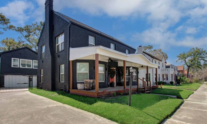 MacGregor Maison | Main House & Garage Apt near NRG & Medical Center!
