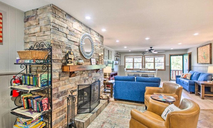 Red River Appartement | Main St Red River Ski Condo with Mountain View!