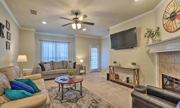 North Overton Appartement | Main Street Abode Less Than 1 Mi to TTU and Downtown!