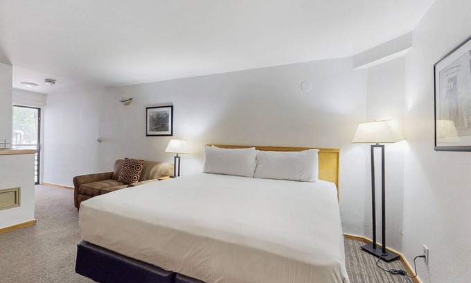 West End Cabine | Main Street gem - pool & hot tub - walk to lifts, dog-friendly, second floor