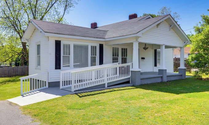 Pine Mountain Maison | Main Street Home: 1 Mile to Callaway Gardens