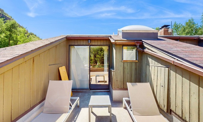 West End Cabine | Main Street room - pool & hot tub - walk to lifts, dog-friendly, top floor