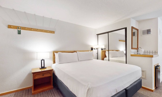 West End Cabine | Main Street stay - pool & hot tub - walk to lifts, dog-friendly, ground-floor