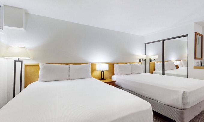 West End Cabine | Main Street studio - pool & hot tub - walk to lifts, dog-friendly, ground-floor