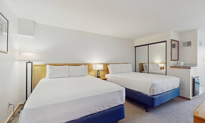 West End Cabine | Main Street studio - pool & hot tub - walk to lifts, dog-friendly, third floor