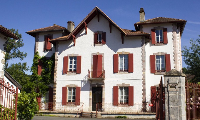 Saint-Etienne-de-Baigorry Maison | Maison de Maître 500m2,rénovée, sleeps 22, center of St Etienne de Baïgorry