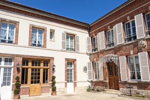 Ay Lit Et Petit-Déjeuner | Maison à Deux Mains