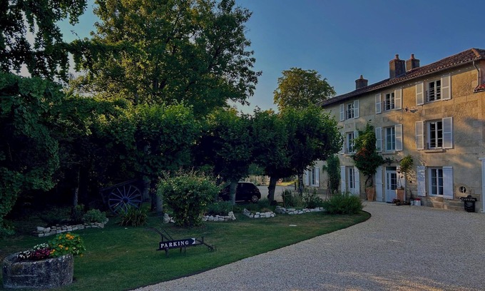 Chasseneuil-du-Poitou Villa | Propriété de charme classée 4* au bord de la rivière à 5 minutes du Futuroscope